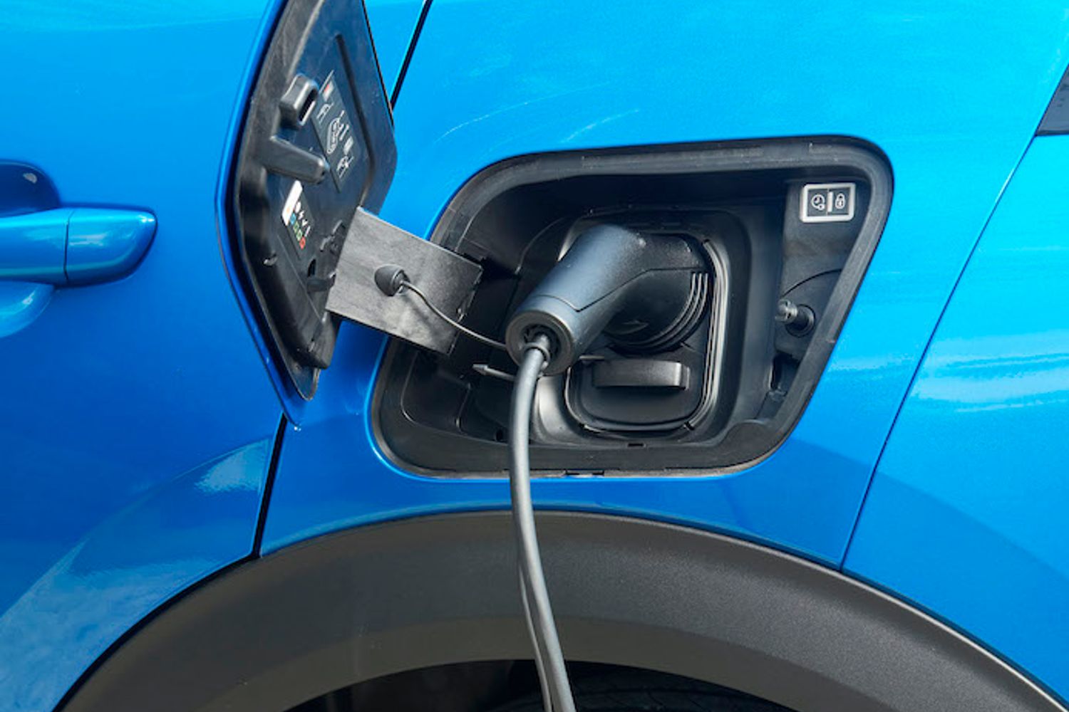 Peugeot E2008 electric car charging port